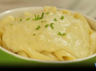 Salsa de tres quesos con pasta penne.