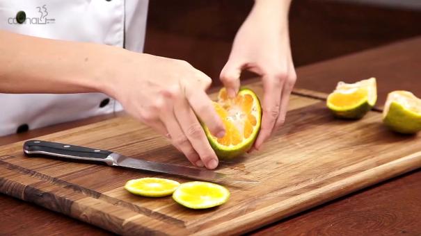 Pelar una mandarina sin ensuciarse las manos