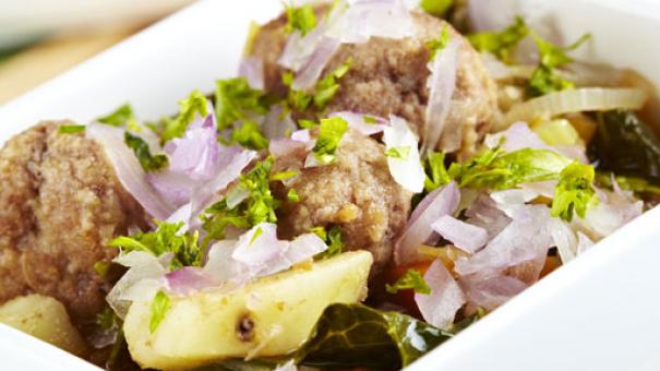 Sopa de verduras con albóndigas