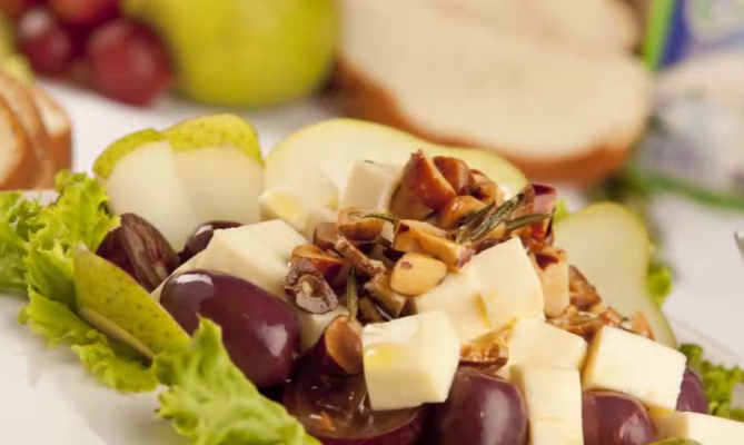 Ensalada de peras, nueces y queso campesino alpina.