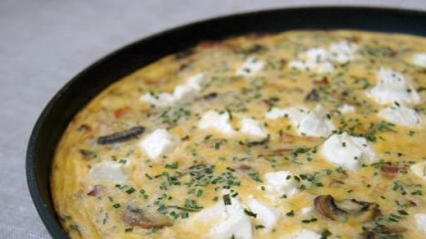 Frittata, tocineta, papa, champiñones y queso