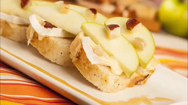 receta Entrada de queso brie alpina, manzanas, nueces y miel.